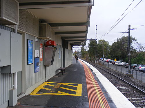 Holmesglen railway station